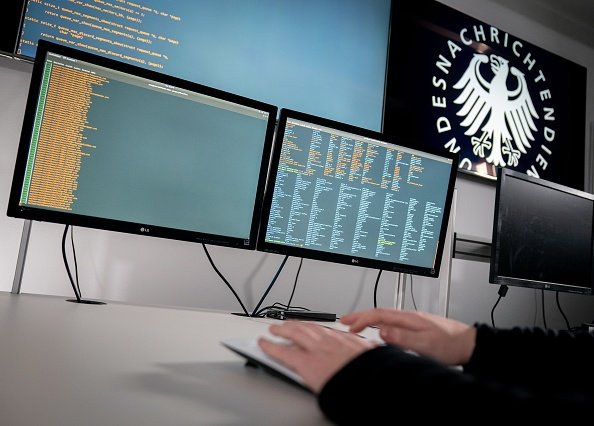 25 février 2021, Berlin : Lukas, informaticien et hacker, au service fédéral de renseignement (BND).| Photo : Getty Images