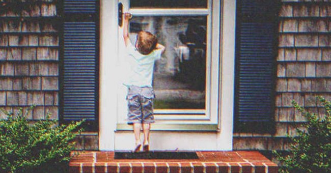 Niño frente a puerta. | Foto: Shutterstock