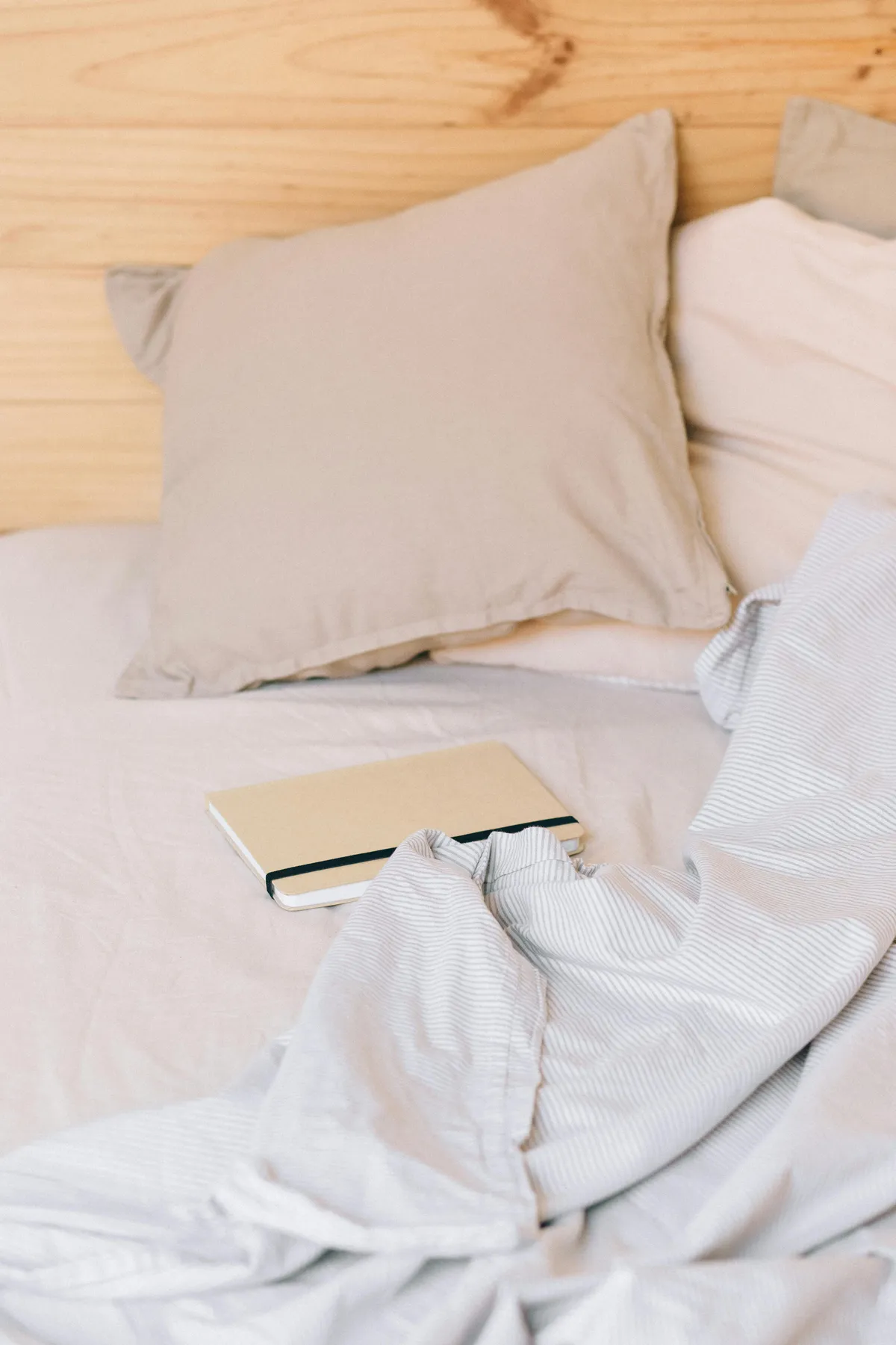A bed with a throw pillow | Source: Pexels