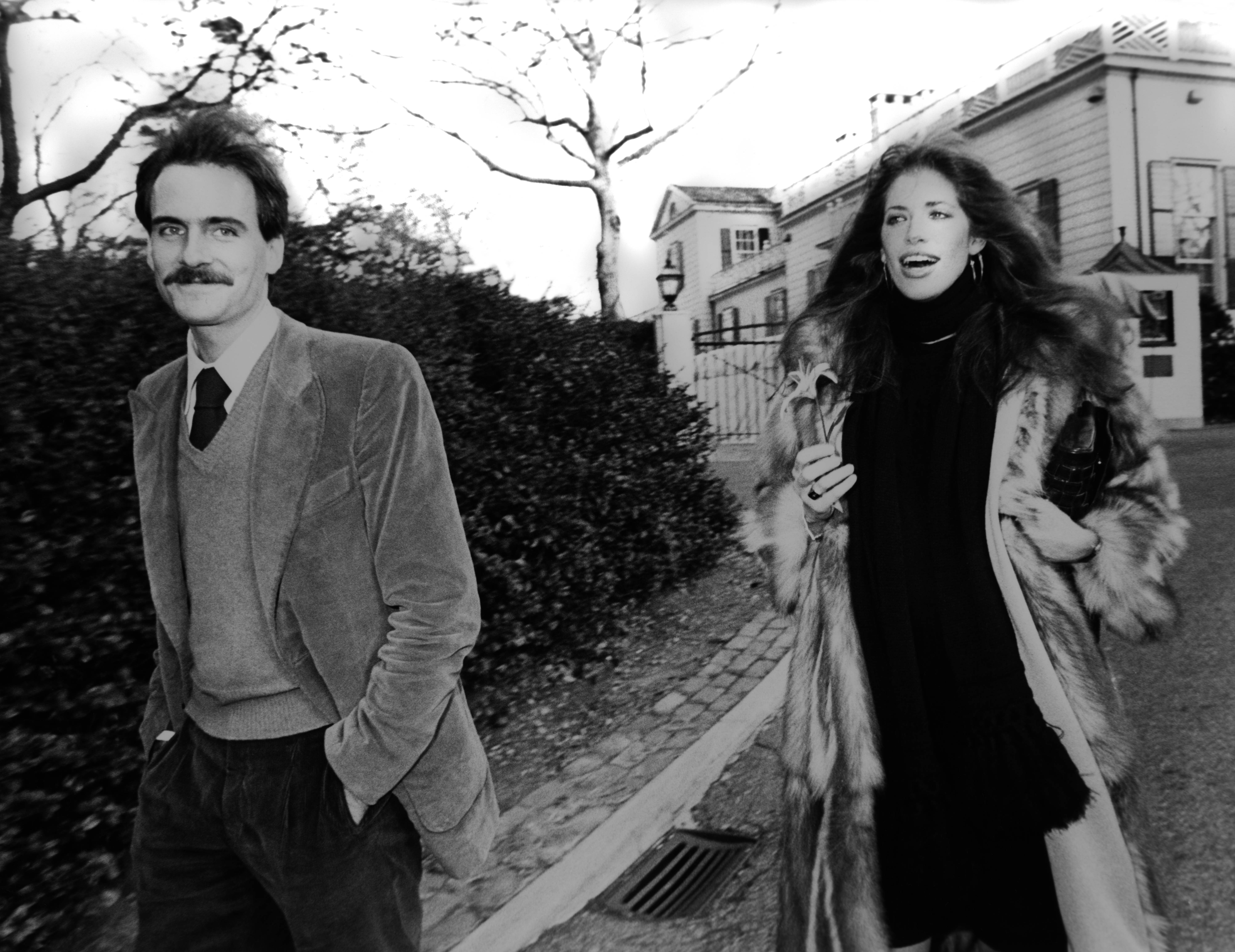 She revealed that she was learning how to live in this new reality. In this photo, she posed with James Taylor at Central Park on January 1, 1977, in New York City, New York. | Source: Getty Images
