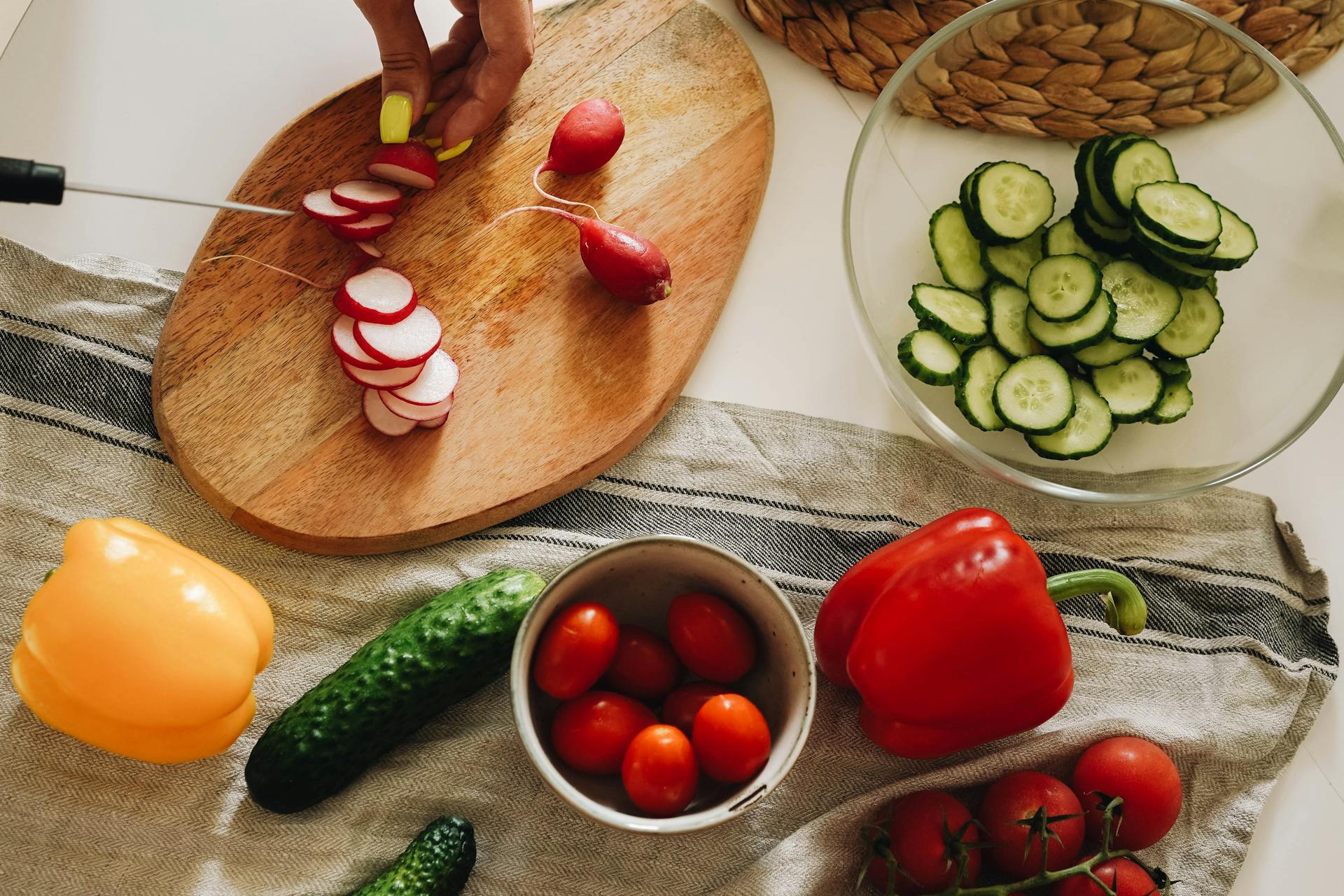 A woman chopping vegetables | Source: Pexels