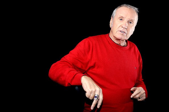 Le comédien Yves Rénier pose lors d'une séance de portrait à Paris.|Photo : Getty Images
