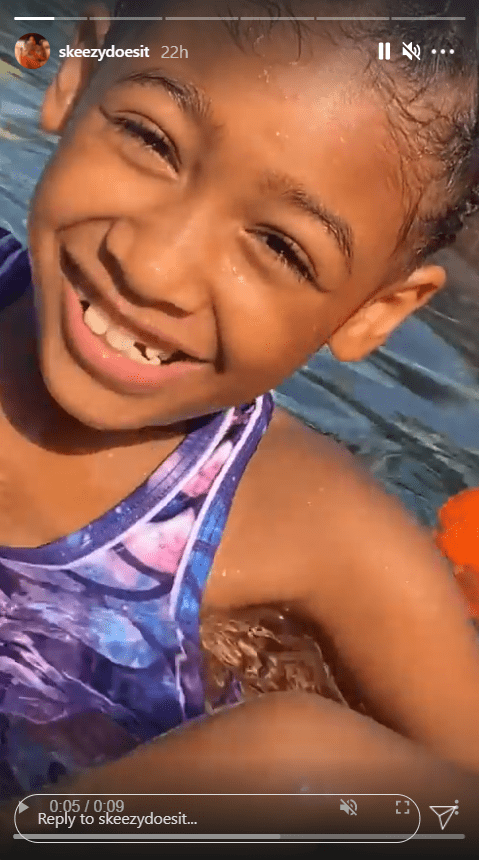 Whoopi Goldberg's great-granddaughter playing in the pool | Photo: Instagram/skeezydoesit