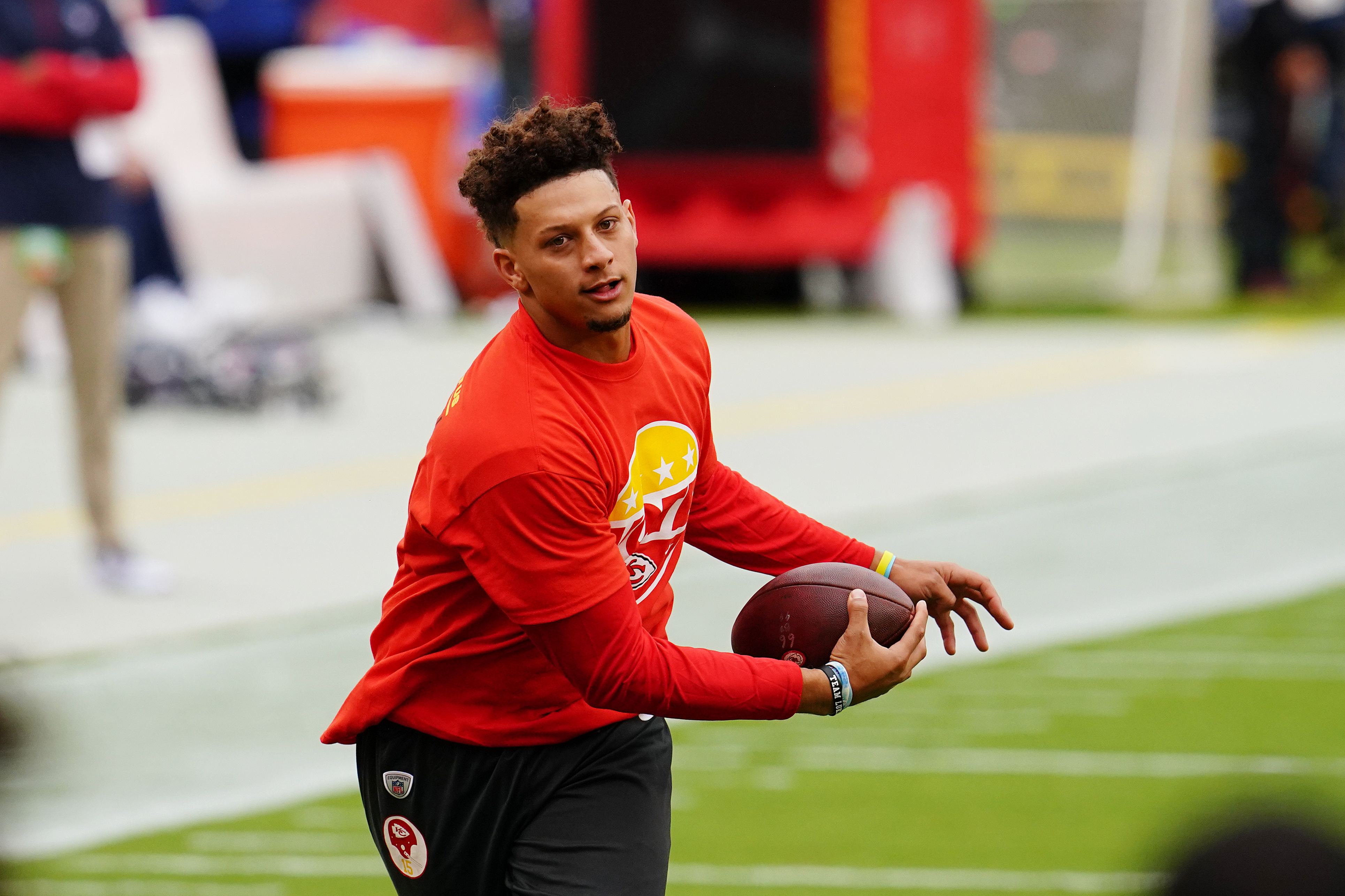Patrick Mahomes effortlessly snags a pass with a single hand before an NFL matchup against the Houston Texans on September 10, 2020, in Kansas City | Source: Getty Images