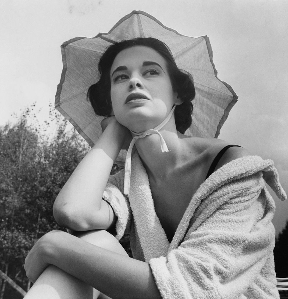 Gloria Vanderbilt wearing a toweling robe in August 1954 | Photo: Archive Photos/Getty Images