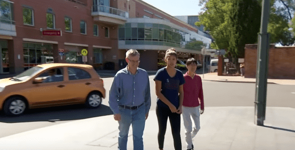 Jessica, Anna, and Brad Boatwright saliendo del Hospital Liverpool en Sydney. | Imagen tomada de: YouTube/A Current Affair.
