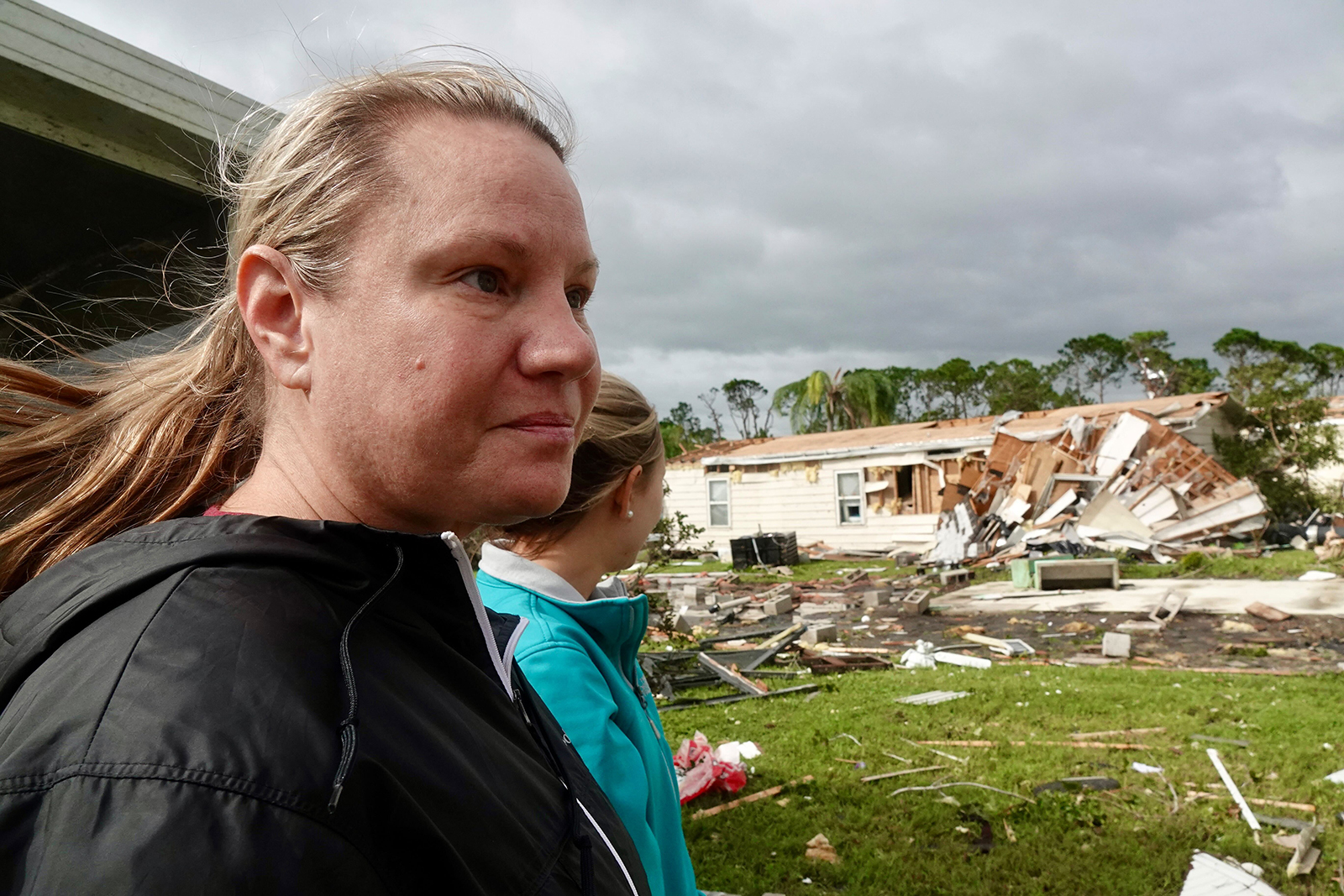 Civilian Carmen Harrell looking at what's left of her dad's home after the storm in Fort Pierce, Florida on October 10, 2024 | Source: Getty Images