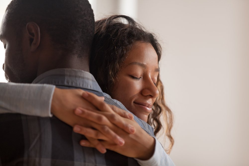 Pareja dándose un abrazo. | Foto: Shutterstock Pareja dándose un abrazo. | Foto: Shutterstock