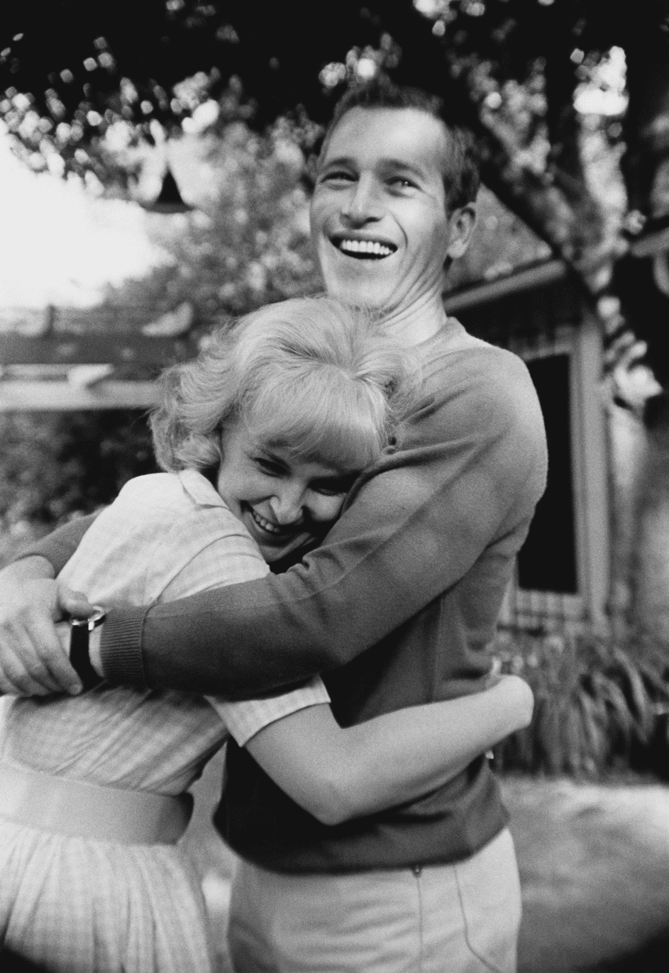 Paul Newman umarmt seine Frau Joanne Woodward, circa 1963. | Quelle: Getty Images
