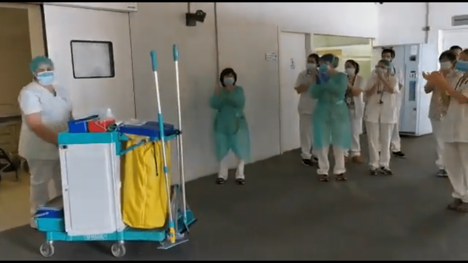 Captura de pantalla del video en el que el personal de salud aplaude al personal de limpieza del Hospital Sant Joan de Déu en Barcelona. | Foto: Twitter / SJDbarcelona_ca