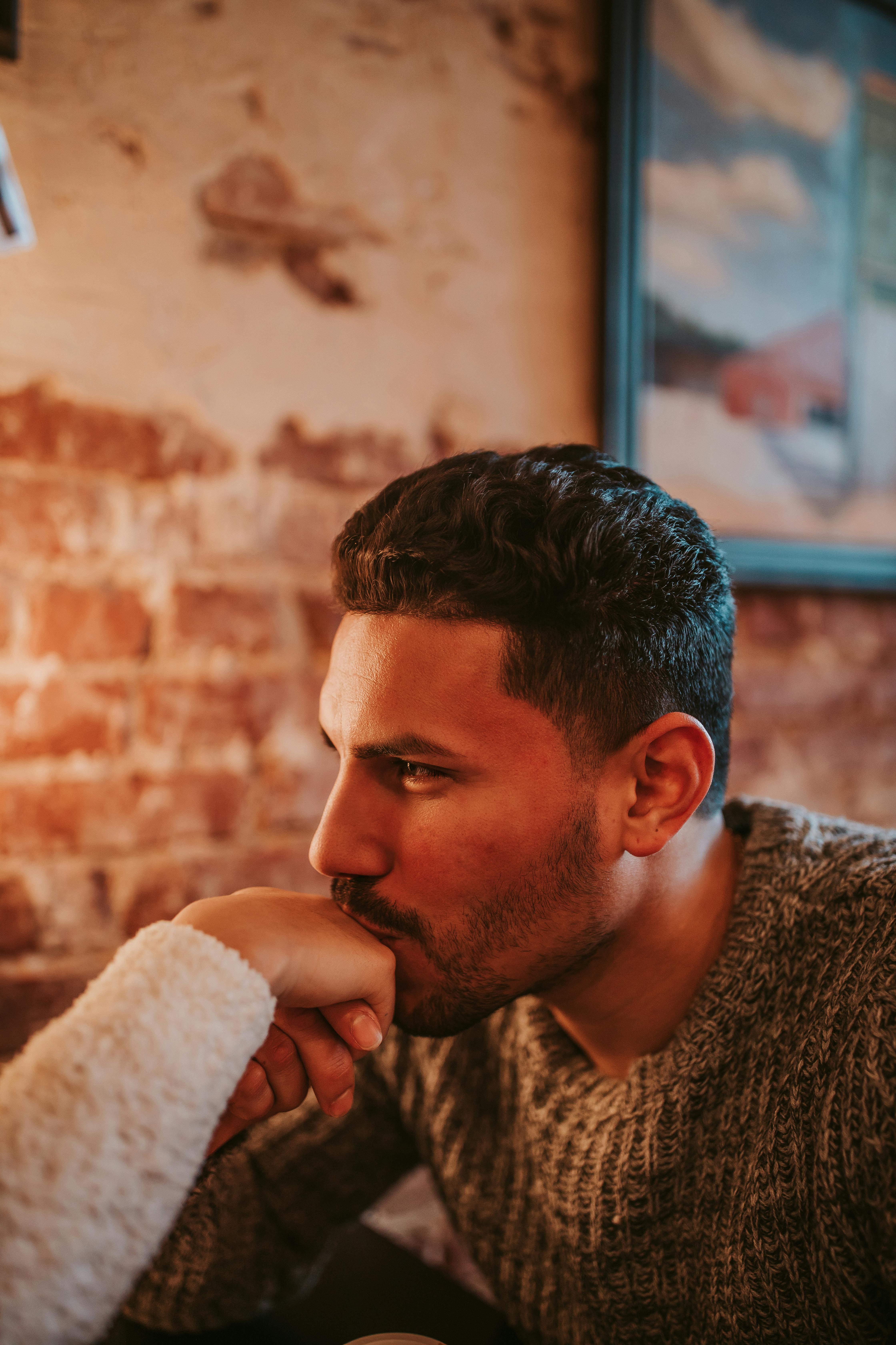 A happy man kissing the hand of his date | Source: Pexels