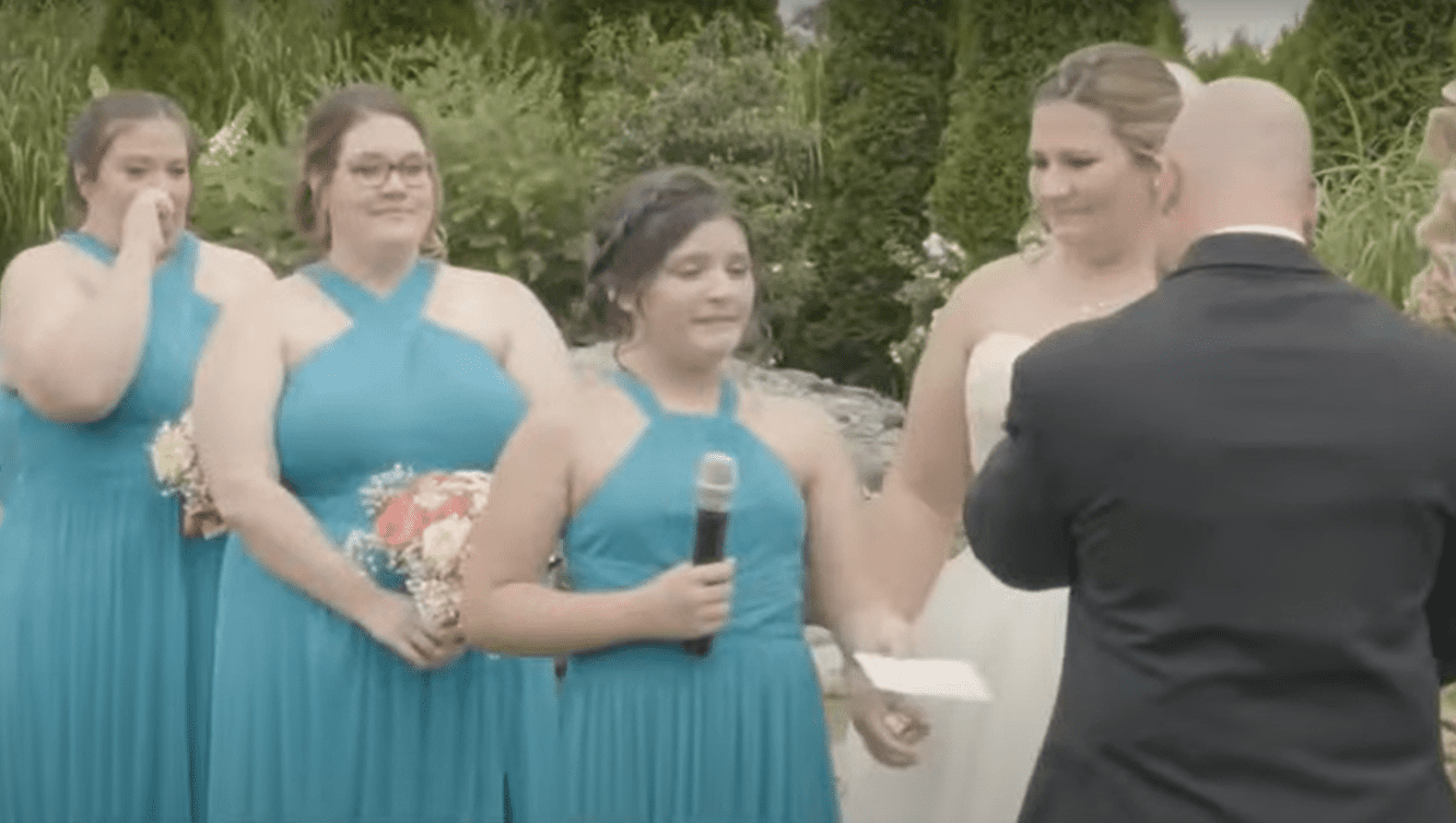 Aryanna walking up to the altar as the other bridesmaids, her mom and the groom look on. | Source: youtube.com/TODAY