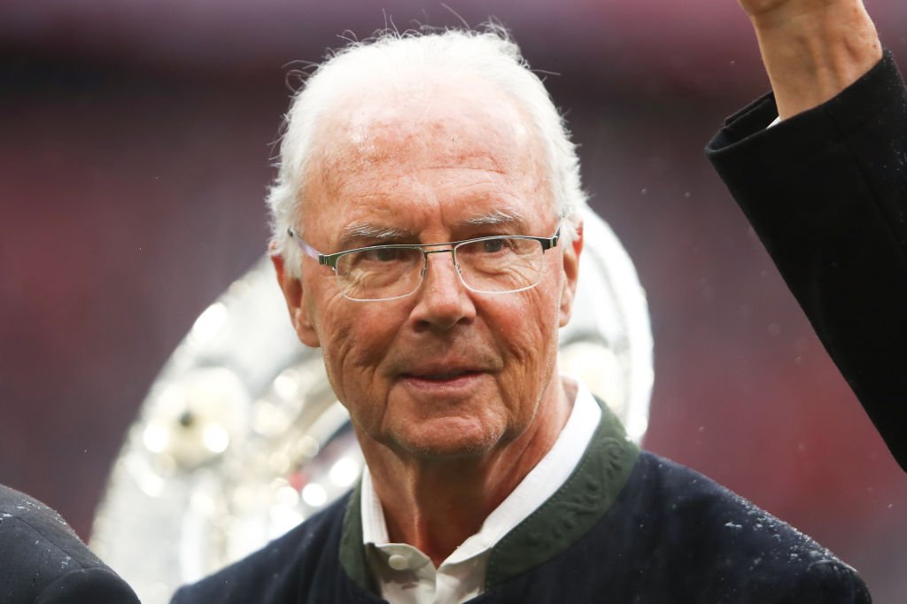 Franz Beckenbauer schaut vor dem Bundesligaspiel zwischen dem FC Bayern München und Hannover 96 in der Allianz Arena am 4. Mai 2019 in München zu. (Foto von Alex Grimm / Bongarts) | Quelle: Getty Images
