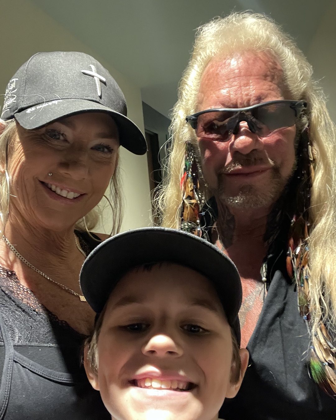 Anthony (C) poses for a selfie alongside his grandparents Duane and Francie Chapman. | Source: Instagram/franciedogchapman