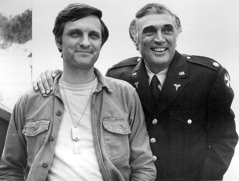 Alan and Robert Alda in "M*A*S*H" in 1975 | Photo: Wikimedia Commons Images