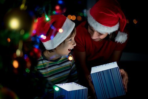 Children on Christmas night holding gifts | Photo: Getty Images