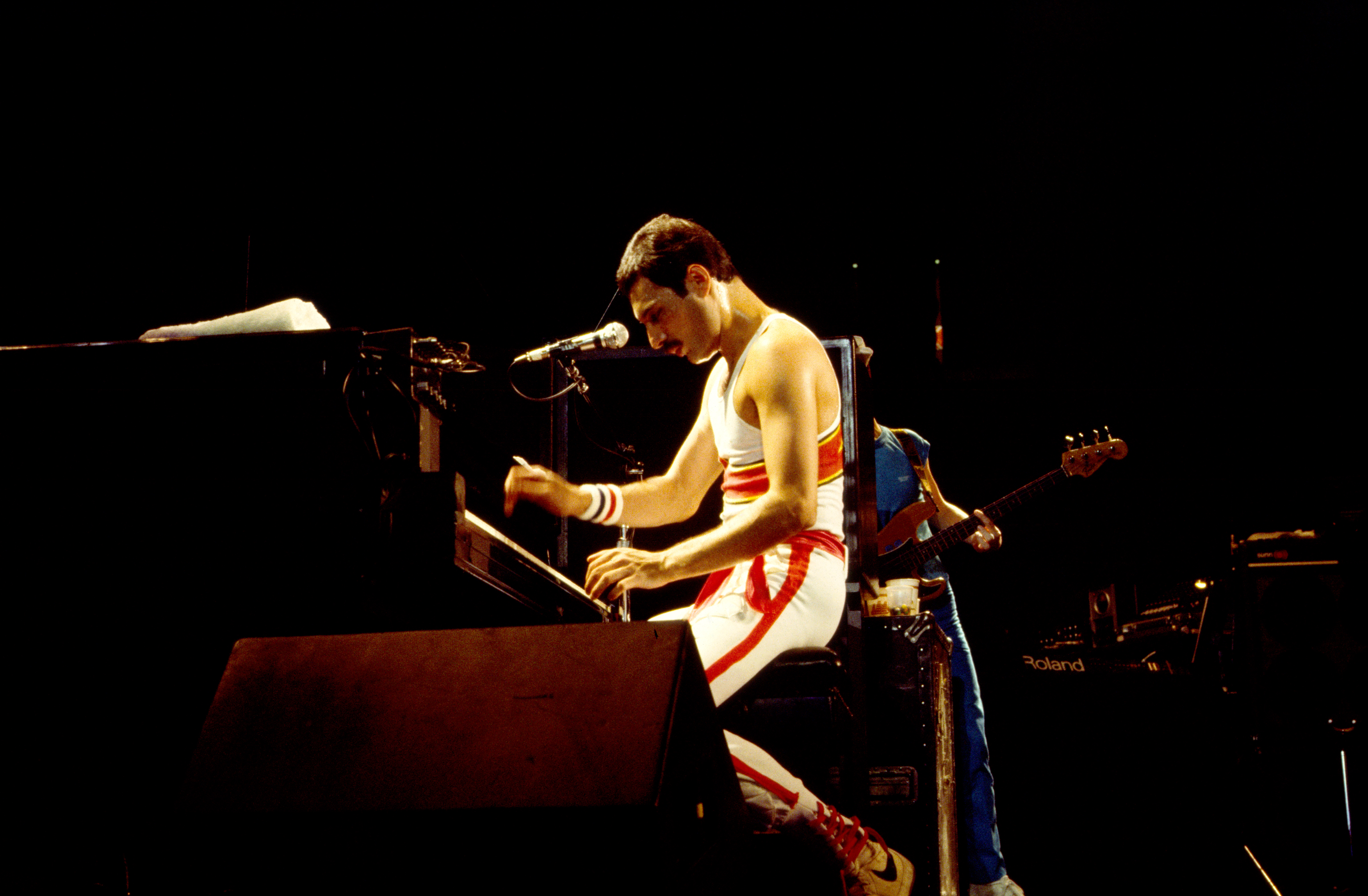 Freddie Mercury of Queen plays piano as he performs onstage on 9 August 1982 at Byrne Arena in East Rutherford, New Jersey. | SOurce: Getty Images