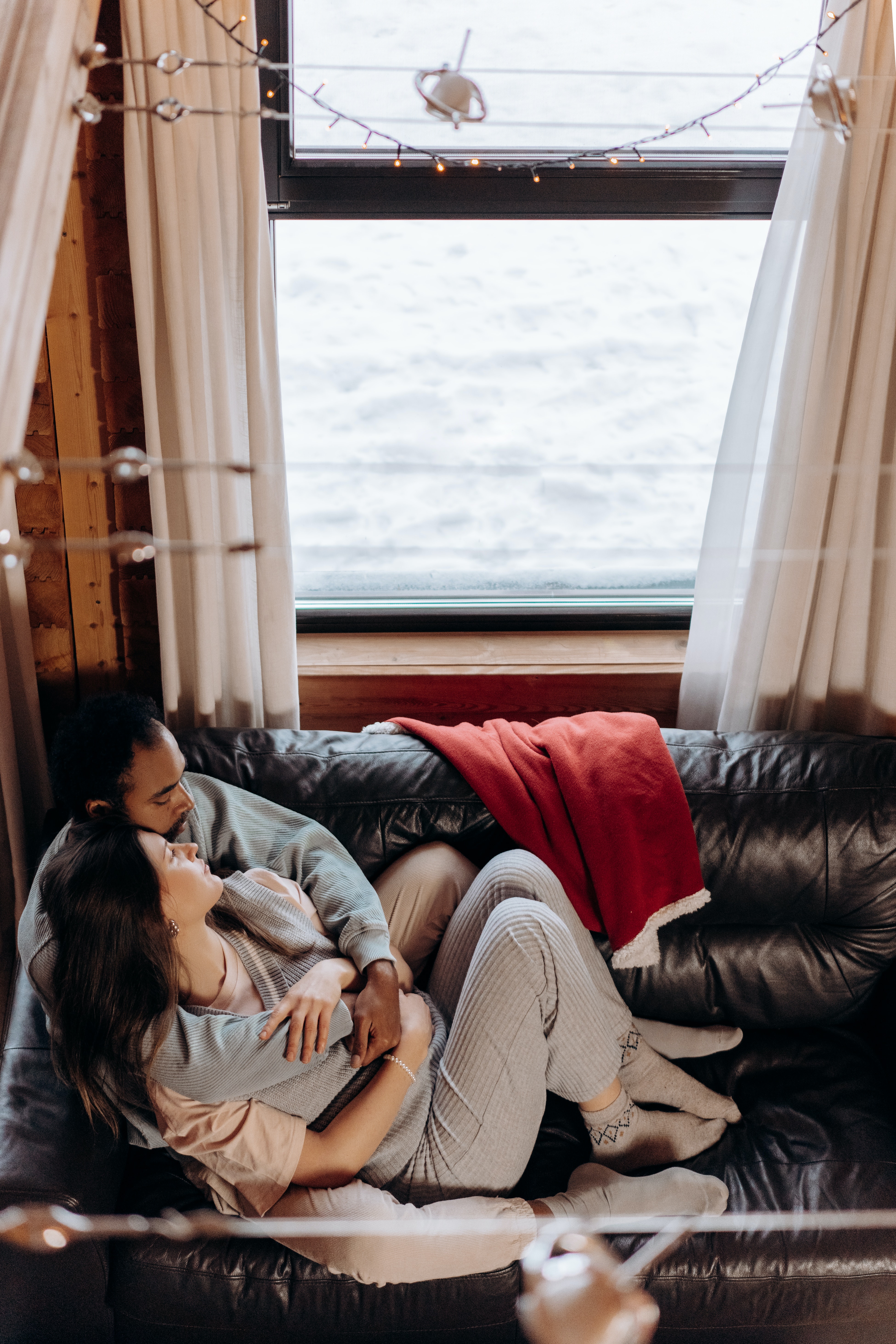A couple lying on a couch together. | Source: Pexels