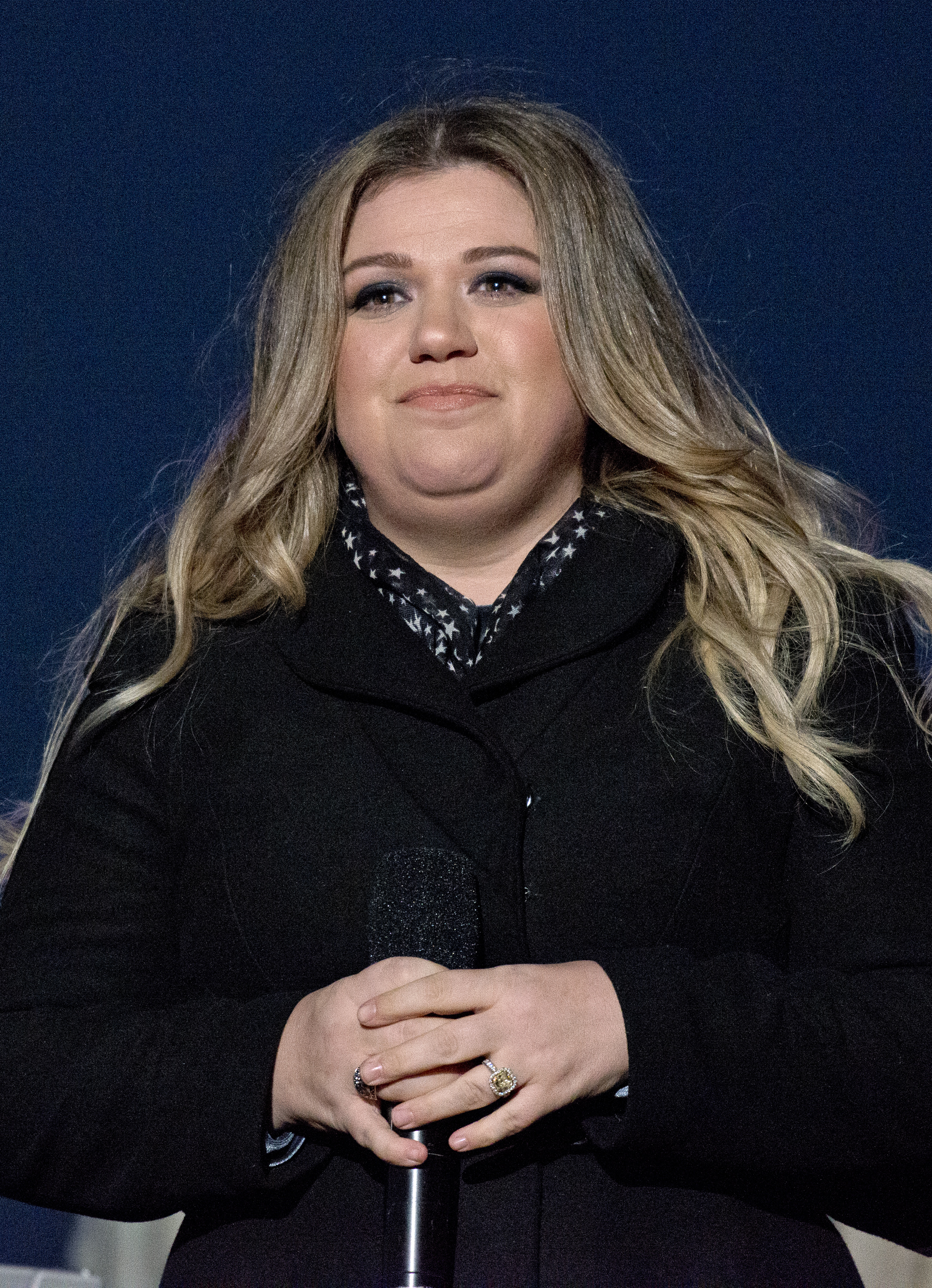 Kelly Clarkson performing at the National Christmas Tree Lighting event on December 1, 2016, in Washington, D.C. | Source: Getty Images