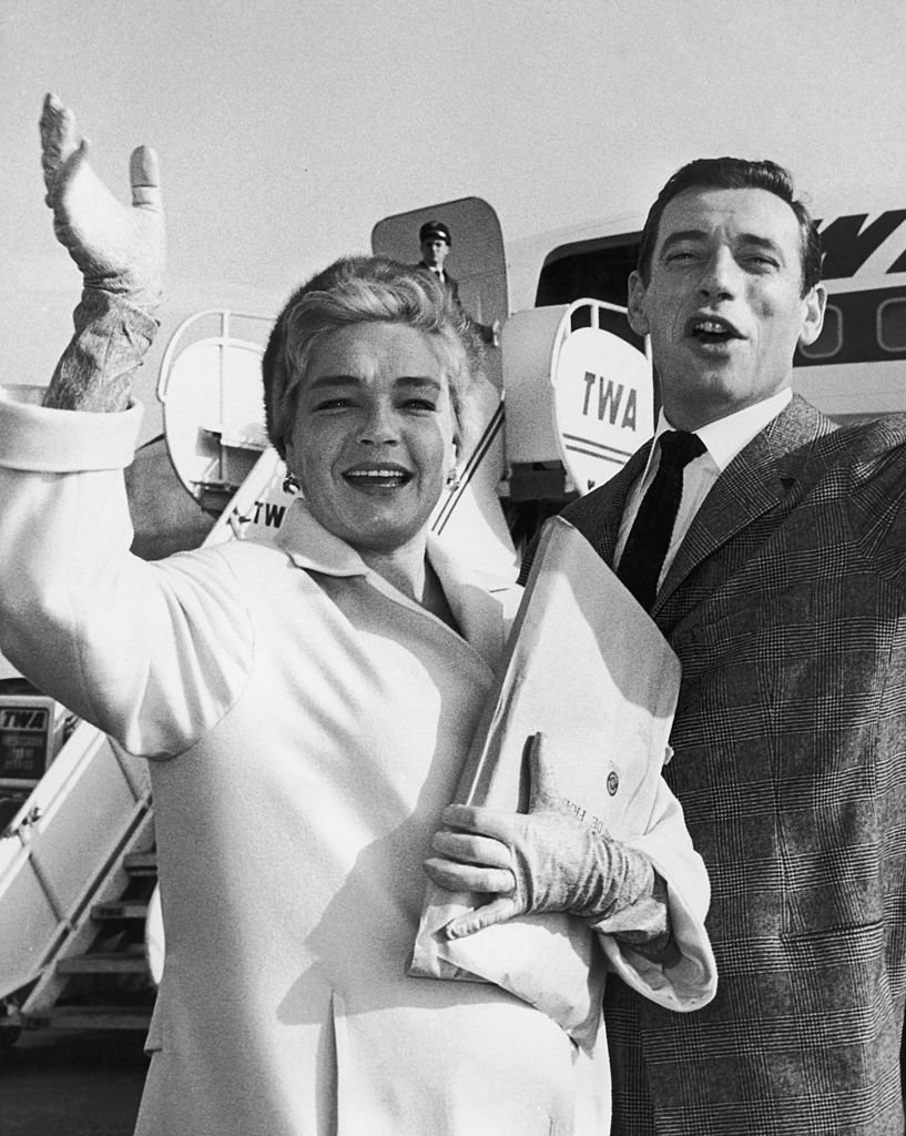 L'actrice française Simone Signoret et Yves Montand quittent New York pour leur premier voyage à Hollywood, le 6 novembre 1959. | Photo : Getty Images