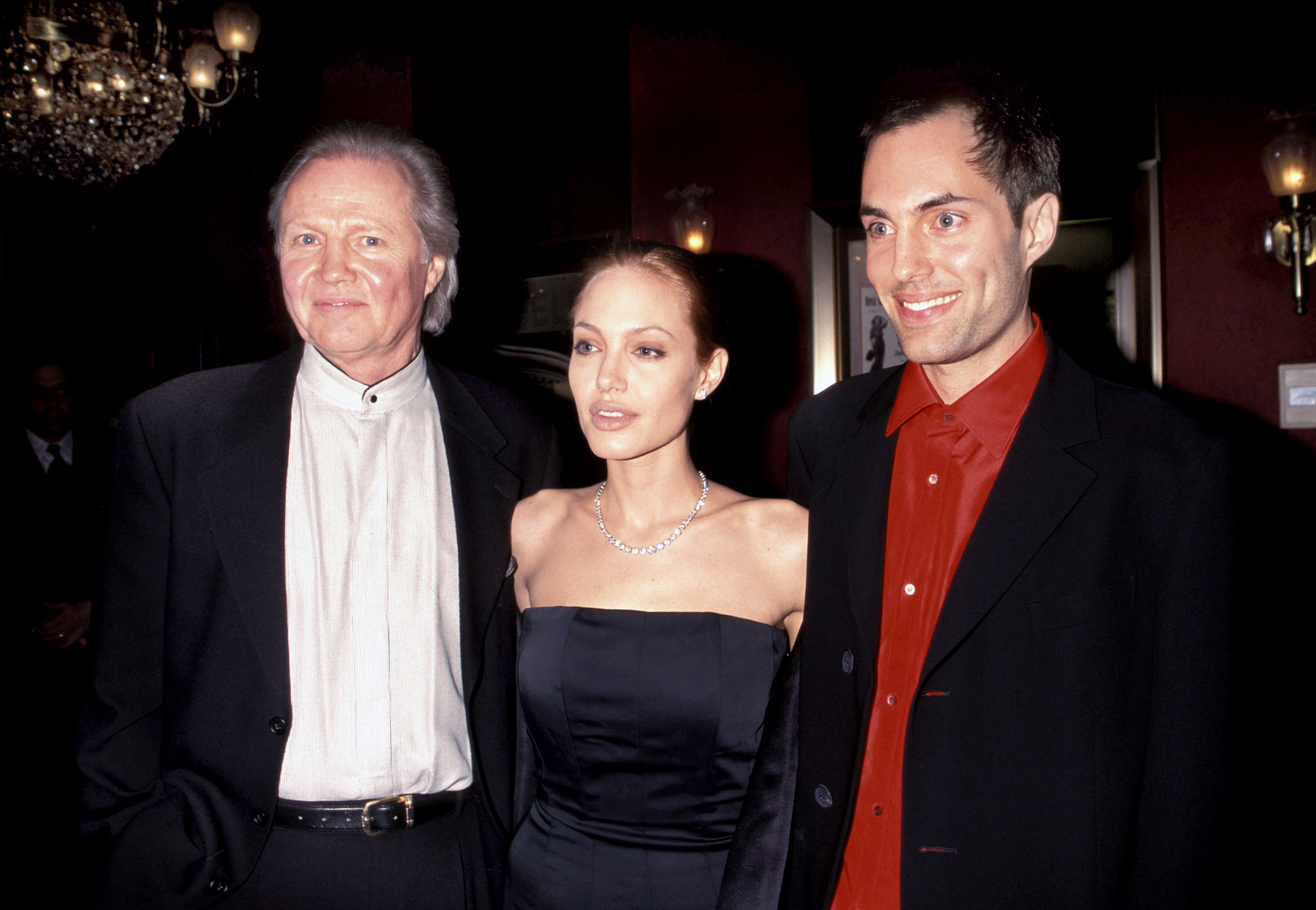 Jon Voight, Angelina Jolie and James Haven at "The Bone Collector" premiere in New York on October 28, 1999. | Source: Getty Images