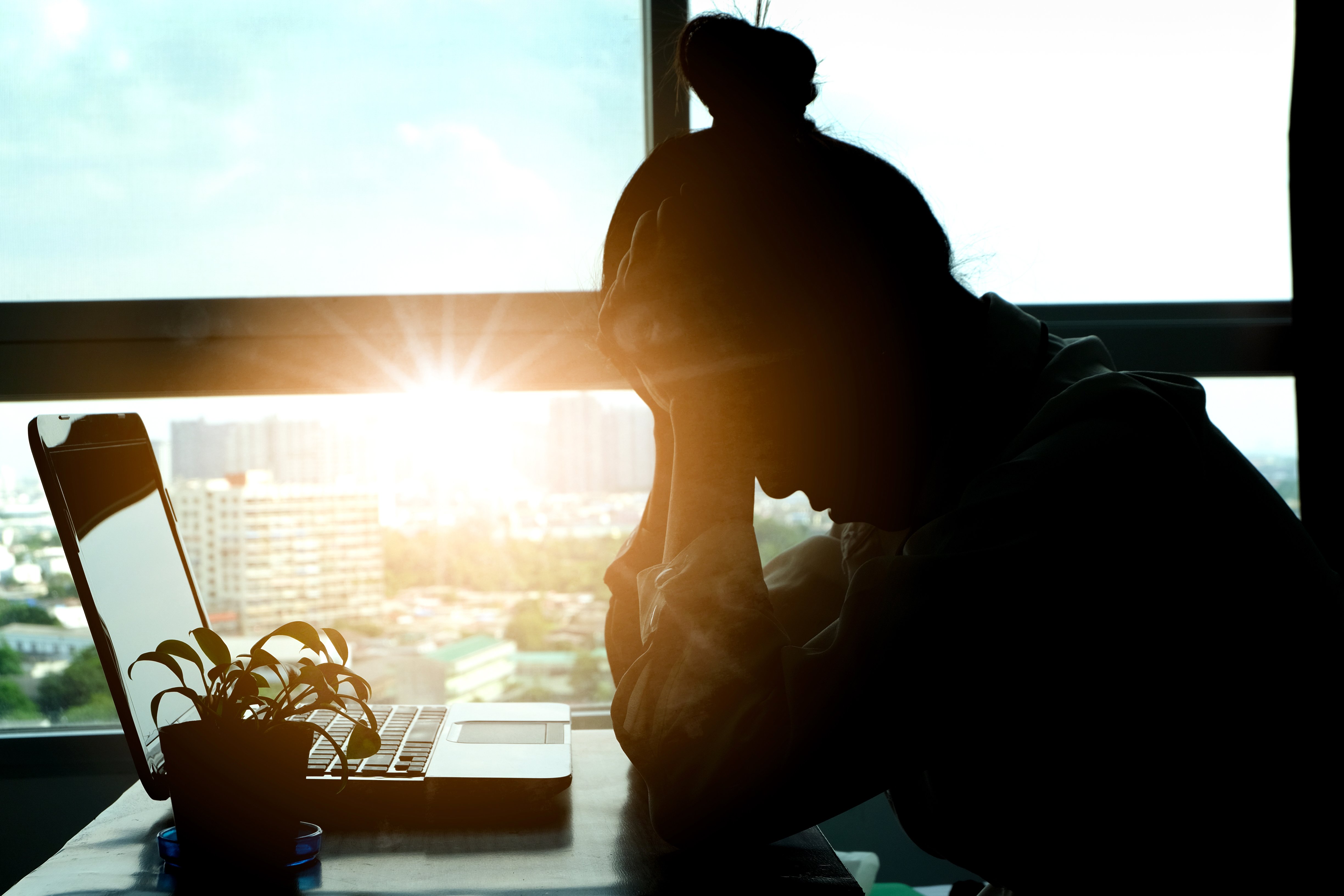 Mujer estresada sentada frente a la computadora. | Foto: Shutterstock