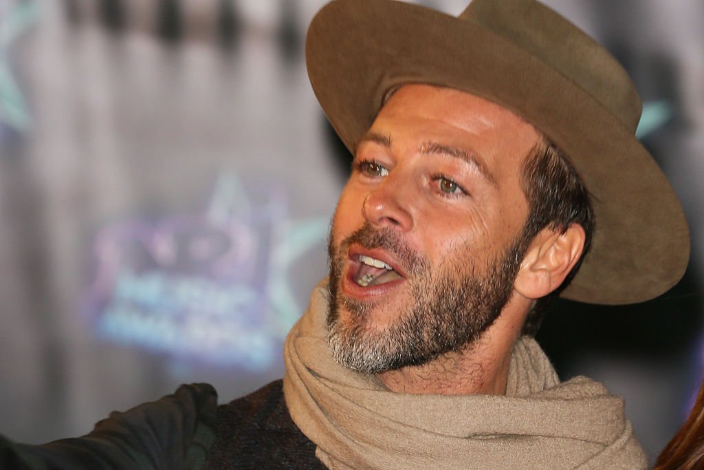 Christophe Mae arrive à la 18e NRJ Music Awards au Palais des Festivals le 12 novembre 2016 à Cannes, France. | Photo : Getty Images