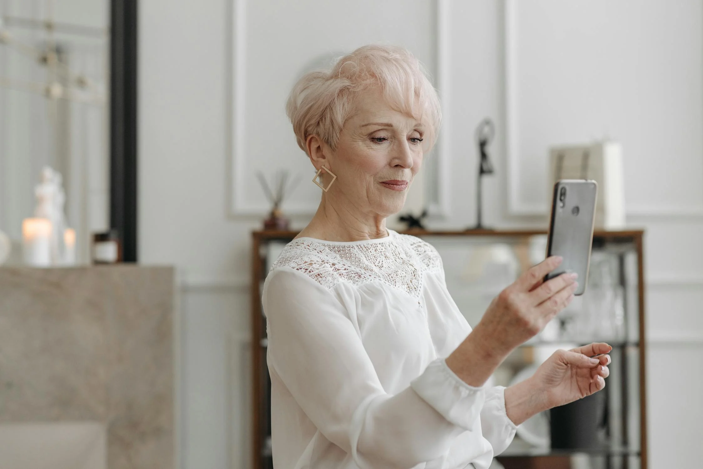 A mature woman looking at her phone | Source: Pexels