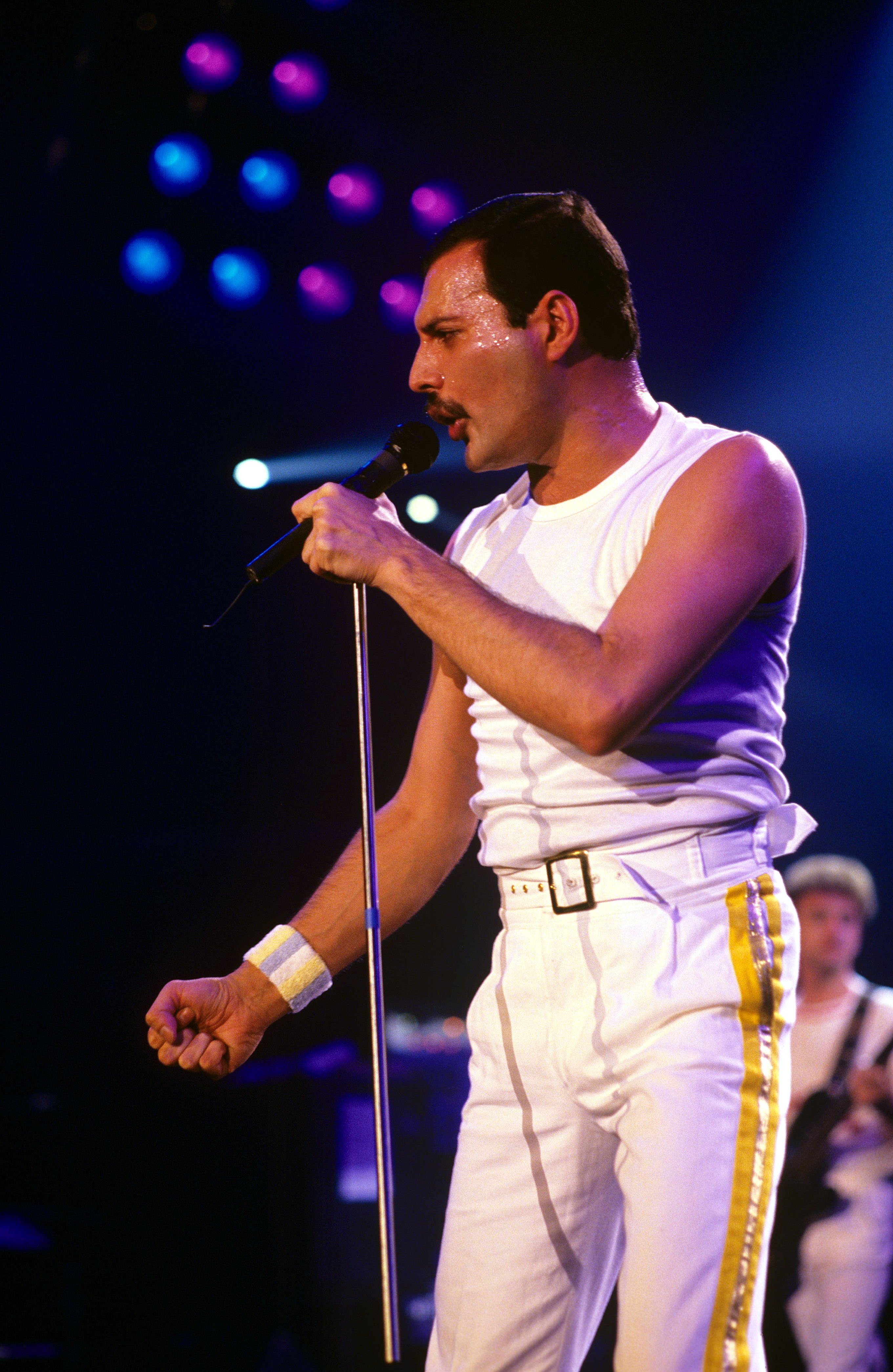 Fredie Mercury performing with Queen, June 15, 1985 | Photo: GettyImages