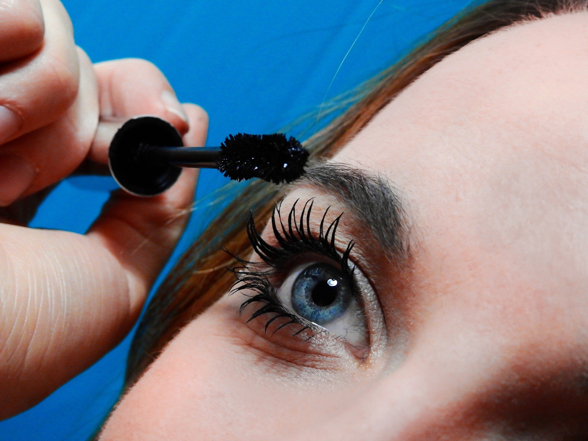 Une femme applique du mascara. | Photo : Pixabay