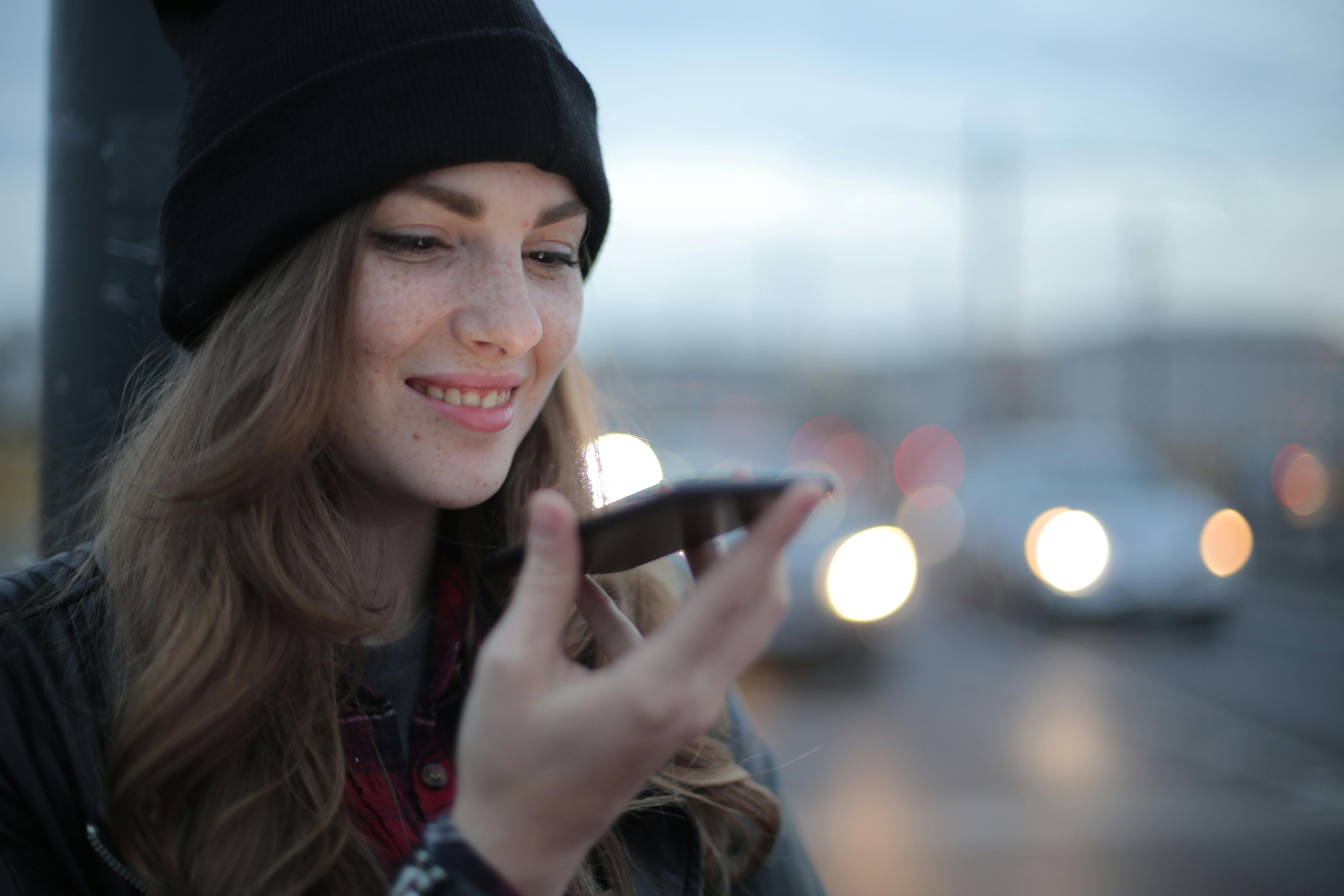 A woman talking on her phone | Source: Pexels