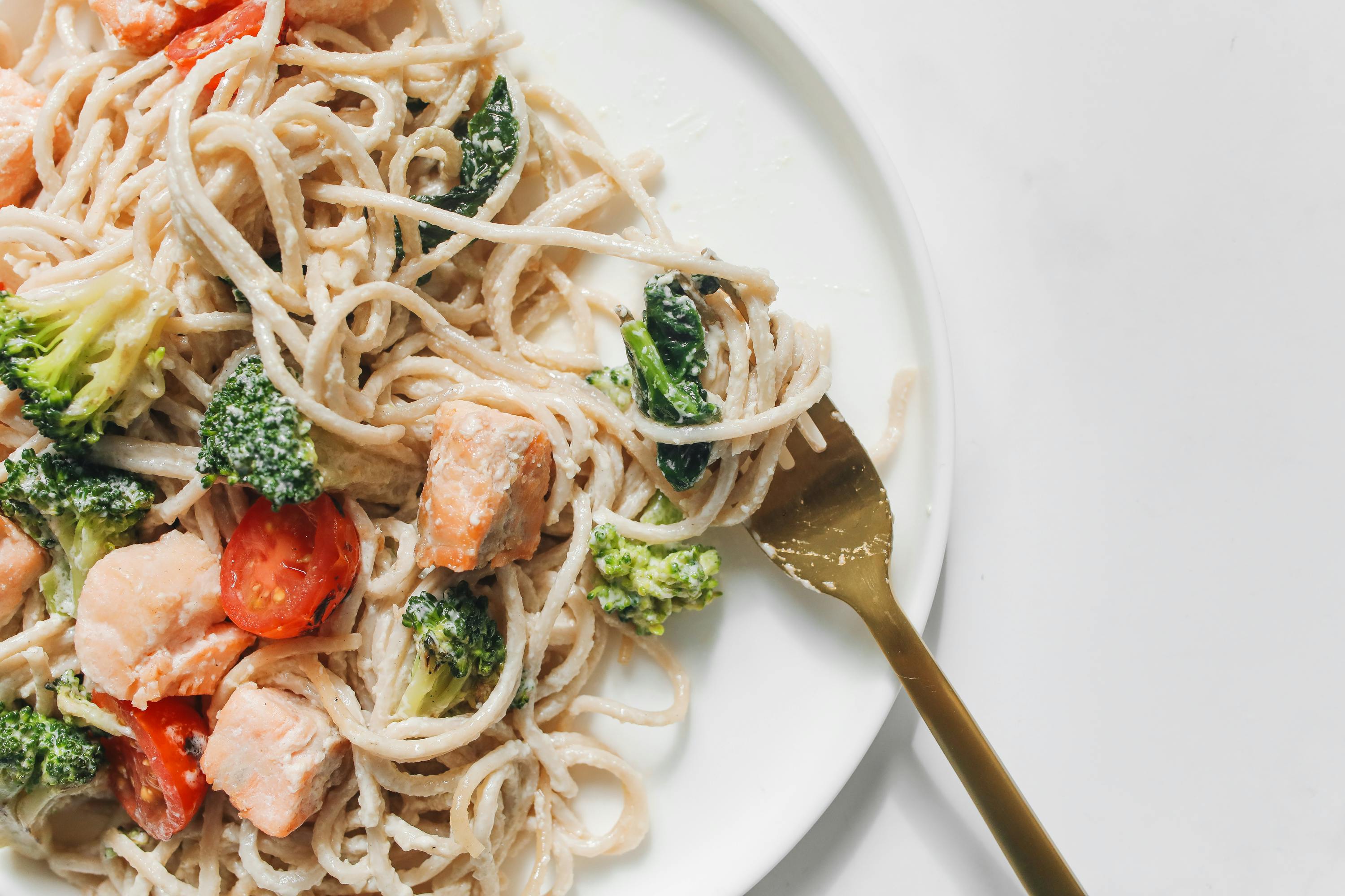 Pasta with vegetables and meat on a white plate | Source: Pexels