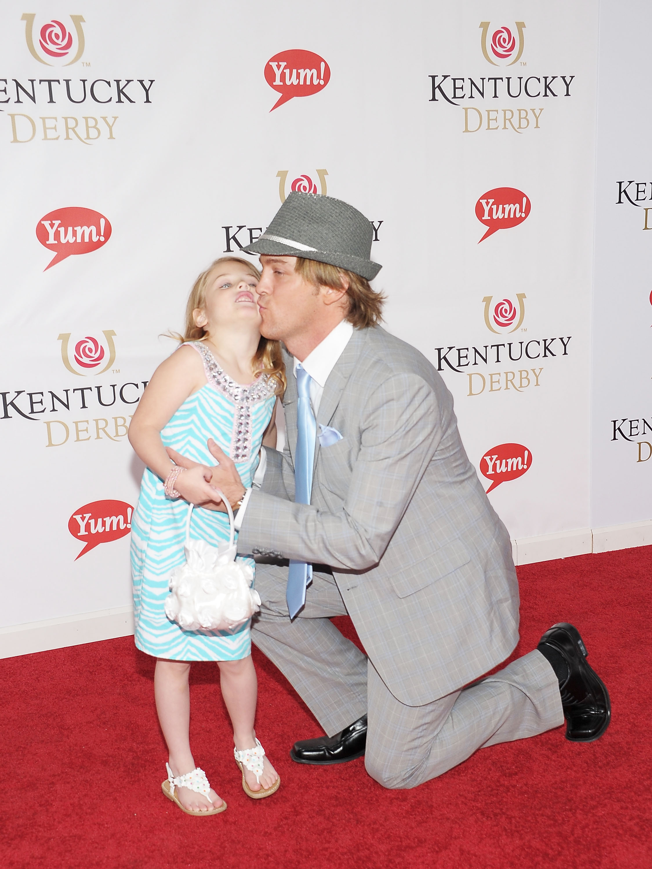 Fotograf Larry Birkhead und Tochter Dannielynn Birkhead besuchen das 137. Kentucky Derby in Churchill Downs am 7. Mai 2011 in Louisville, Kentucky | Quelle: Getty Images
