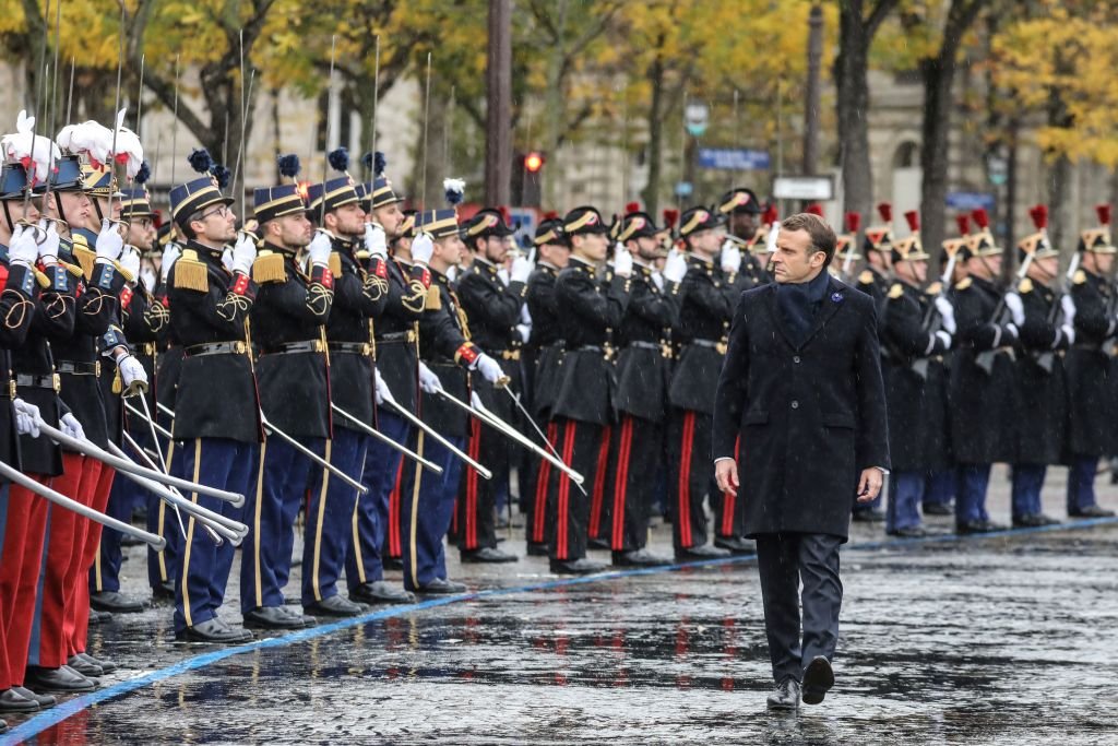Le président français Emmanuel Macron passe en revue les troupes lors d'une cérémonie à l'Arc de Triomphe à Paris le 11 novembre 2019 dans le cadre des commémorations marquant le 101e anniversaire de l'armistice du 11 novembre 1918, mettant fin à la Première Guerre mondiale.. І Source : Getty Images