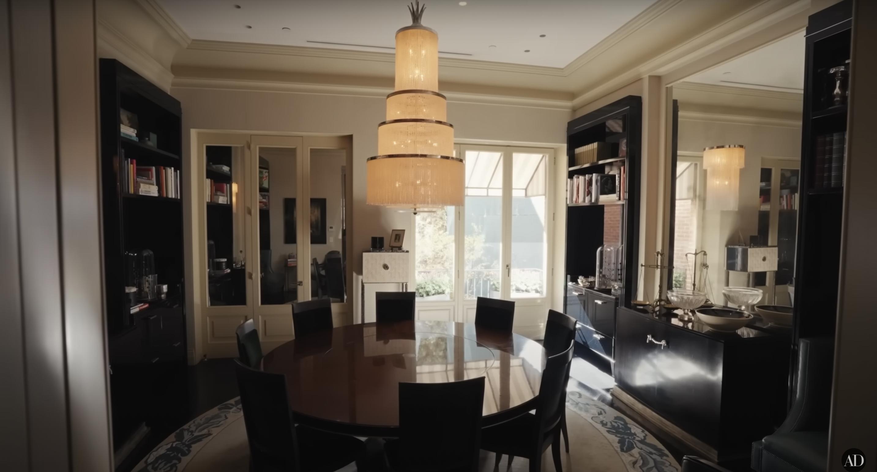 Kelly Ripa and Mark Consuelos' dining room as seen in a video dated December 10, 2024 | Source: YouTube/@Archdigest