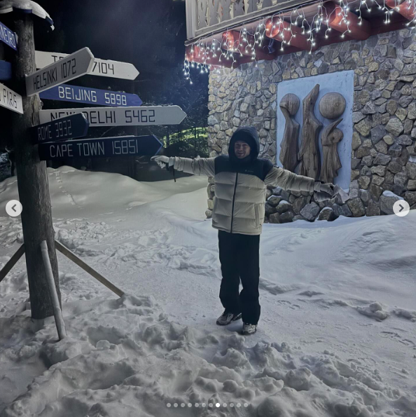 Liam Payne posing for a picture next to a location signpost. | Source: Instagram/kateecass