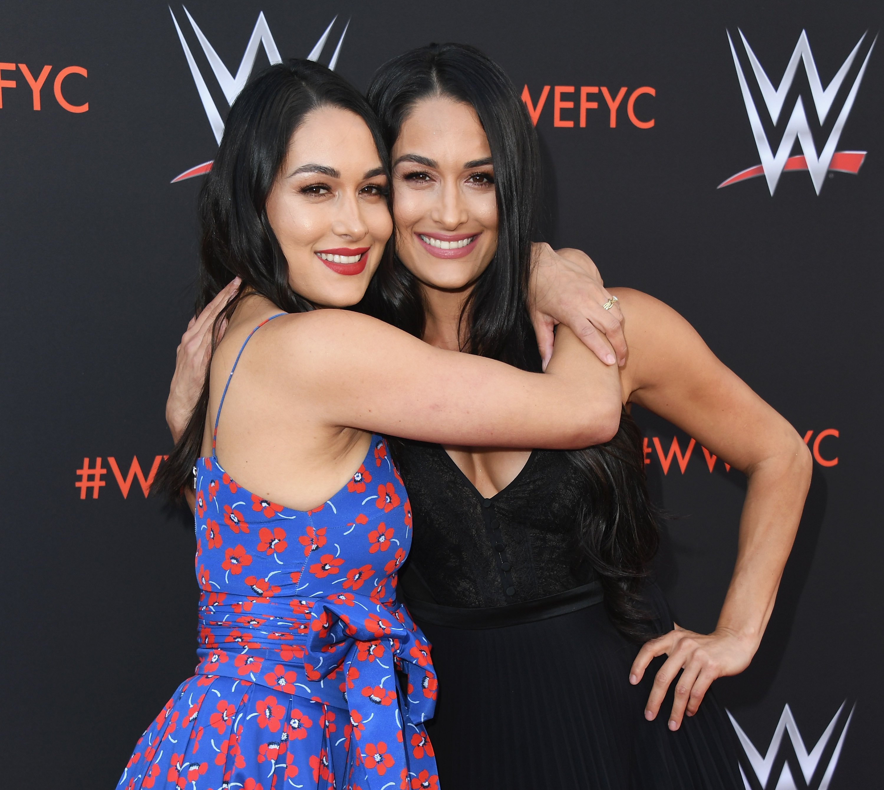 Nikki Bella and Brie Bella during a 2018 WWE event in California. | Photo: Getty Images