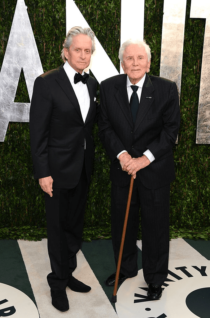 Les acteurs Michael Douglas et Kirk Douglas arrivent à la soirée des Oscars 2012 de Vanity Fair, organisée par Graydon Carter à la Sunset Tower le 26 février 2012 à West Hollywood, Californie. | Photo : Instagram/Lola Marois