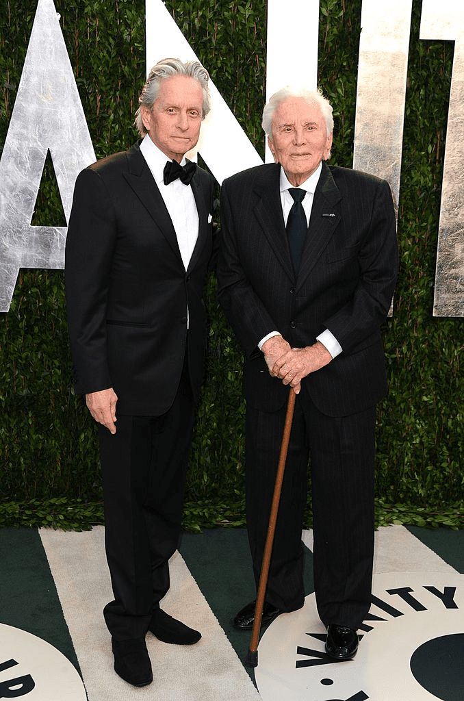 Les acteurs Michael Douglas et Kirk Douglas arrivent à la soirée des Oscars 2012 de Vanity Fair, organisée par Graydon Carter à la Sunset Tower le 26 février 2012 à West Hollywood, Californie. | Photo : Instagram/Lola Marois Les acteurs Michael Douglas et Kirk Douglas arrivent à la soirée des Oscars 2012 de Vanity Fair, organisée par Graydon Carter à la Sunset Tower le 26 février 2012 à West Hollywood, Californie. | Photo : Instagram/Lola Marois