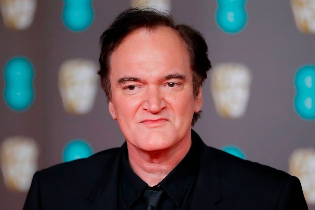 Le cinéaste américain Quentin Tarantino pose sur le tapis rouge à son arrivée aux BAFTA British Academy Film Awards au Royal Albert Hall à Londres, le 2 février 2020. | Photo : Getty Images