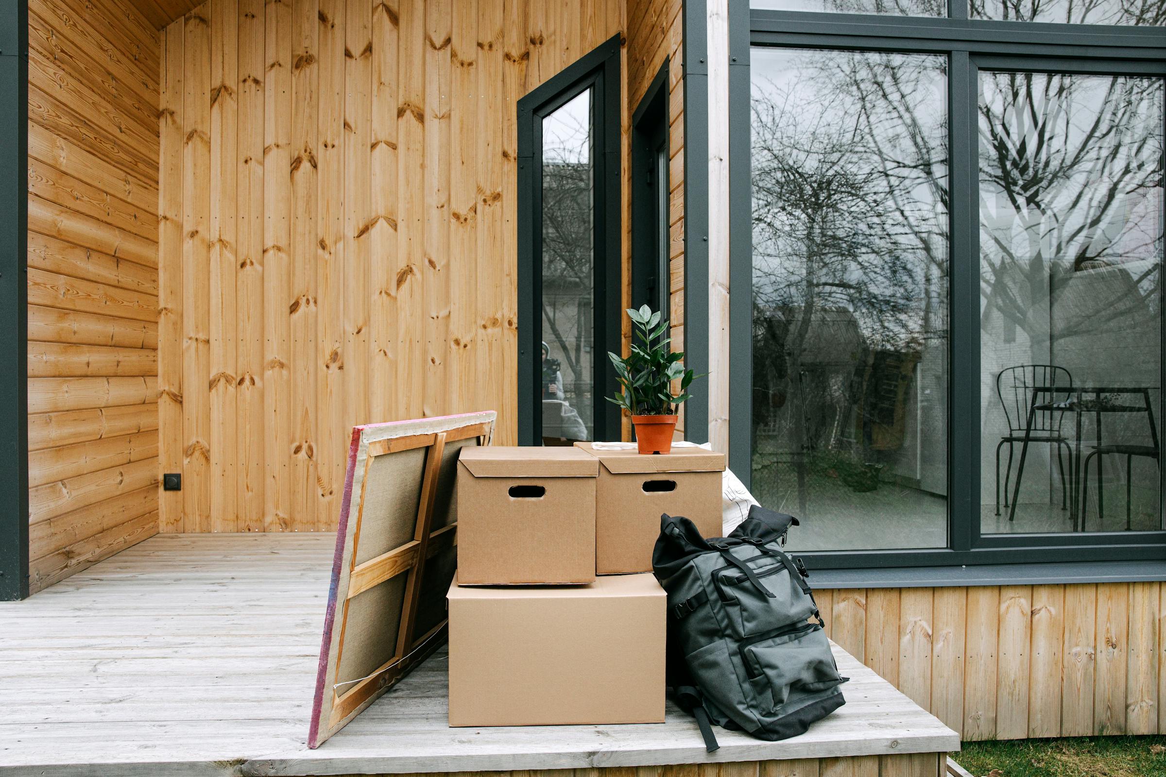Boxes and personal belongings on a front porch | Source: Pexels