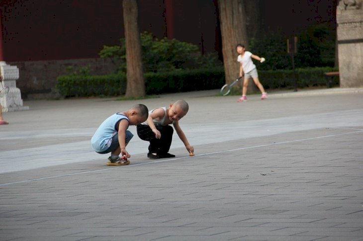 Deux enfants jouant dans la cour. l Source: Pixabay Deux enfants jouant dans la cour. l Source: Pixabay