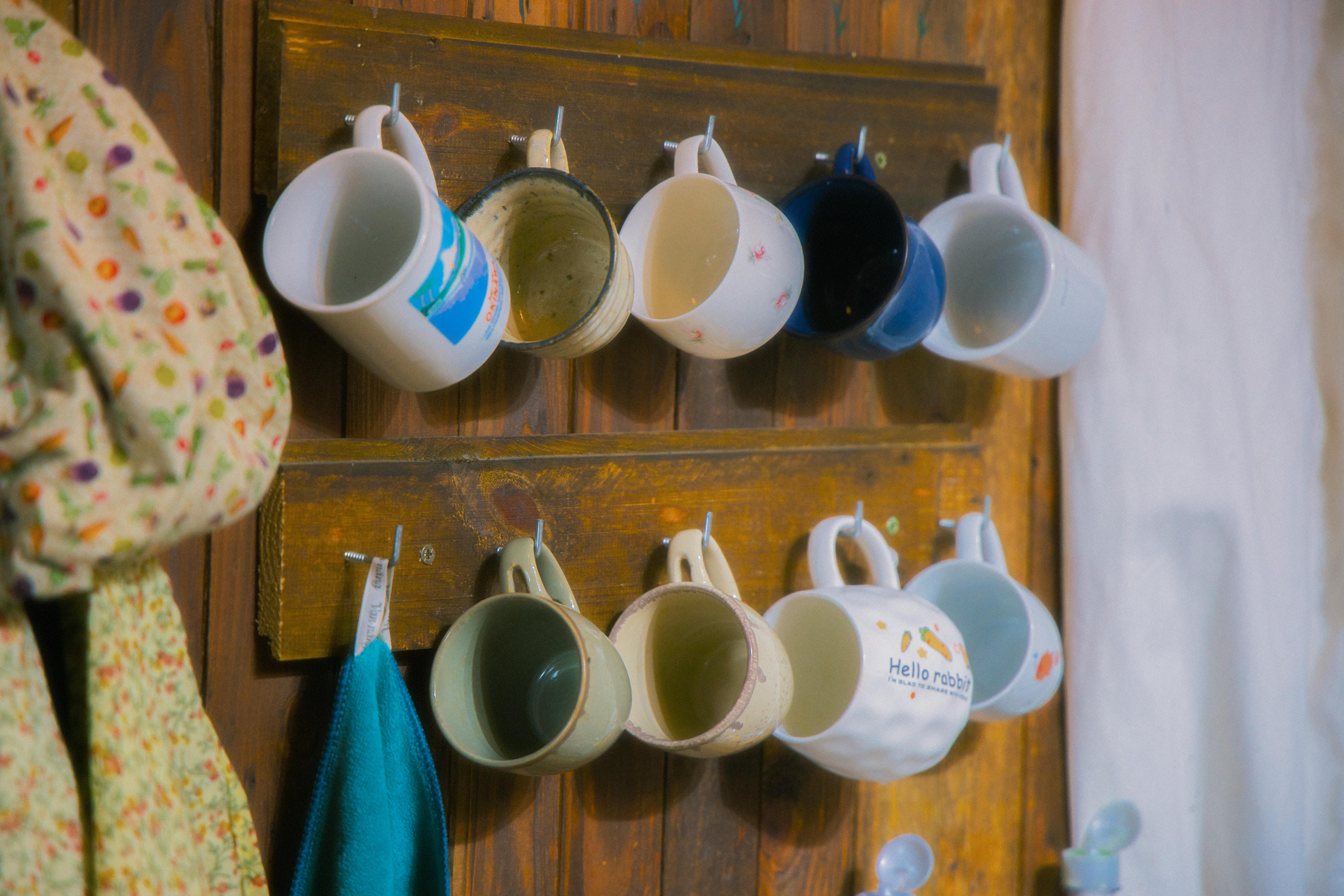 Mugs hung on the shelf | Source: Pexels