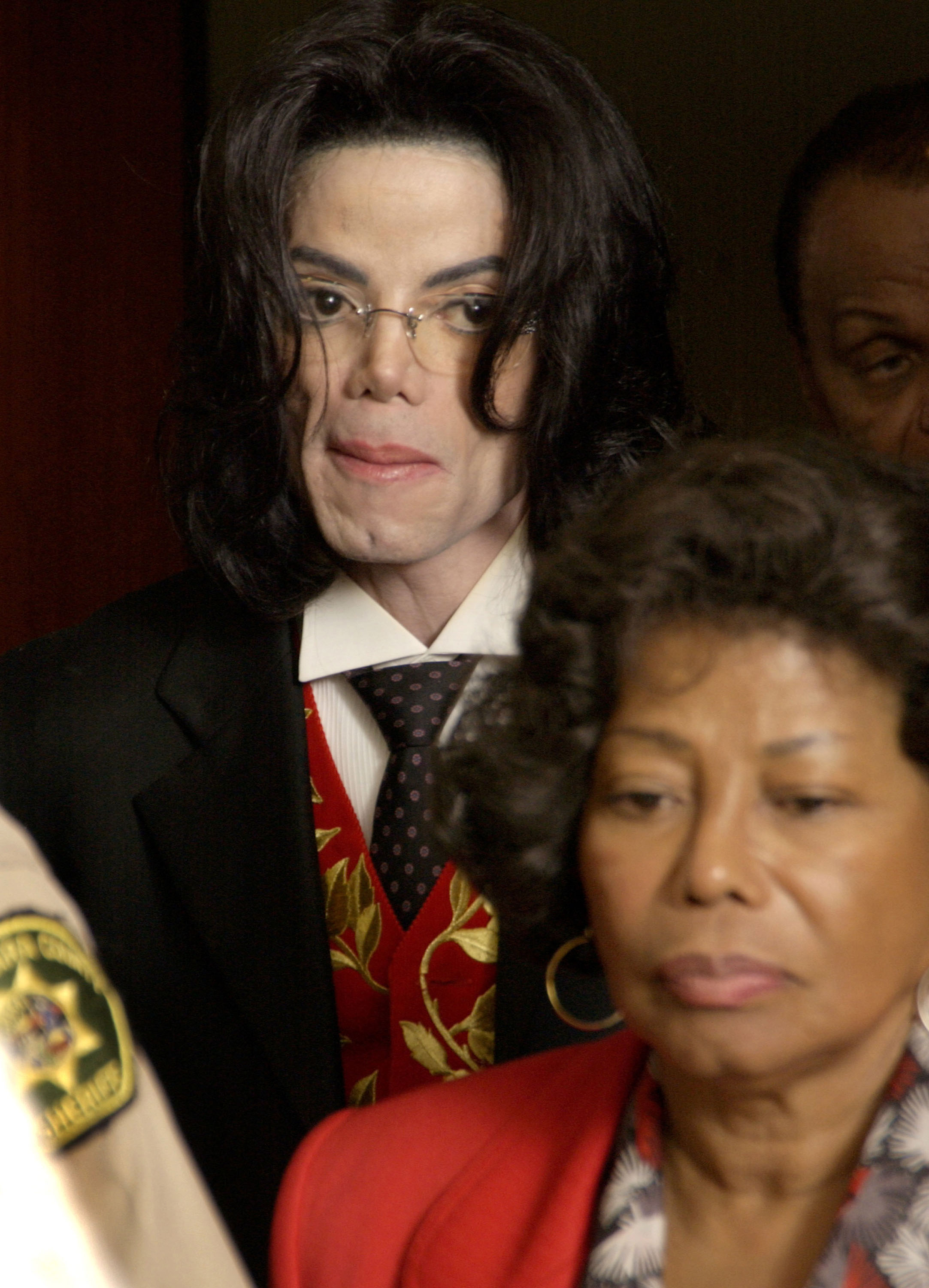 Michael and Katherine Jackson leave the courtroom at the Santa Barbara County Courthouse on May 13, 2005, in Santa Maria, California. | Source: Getty Images