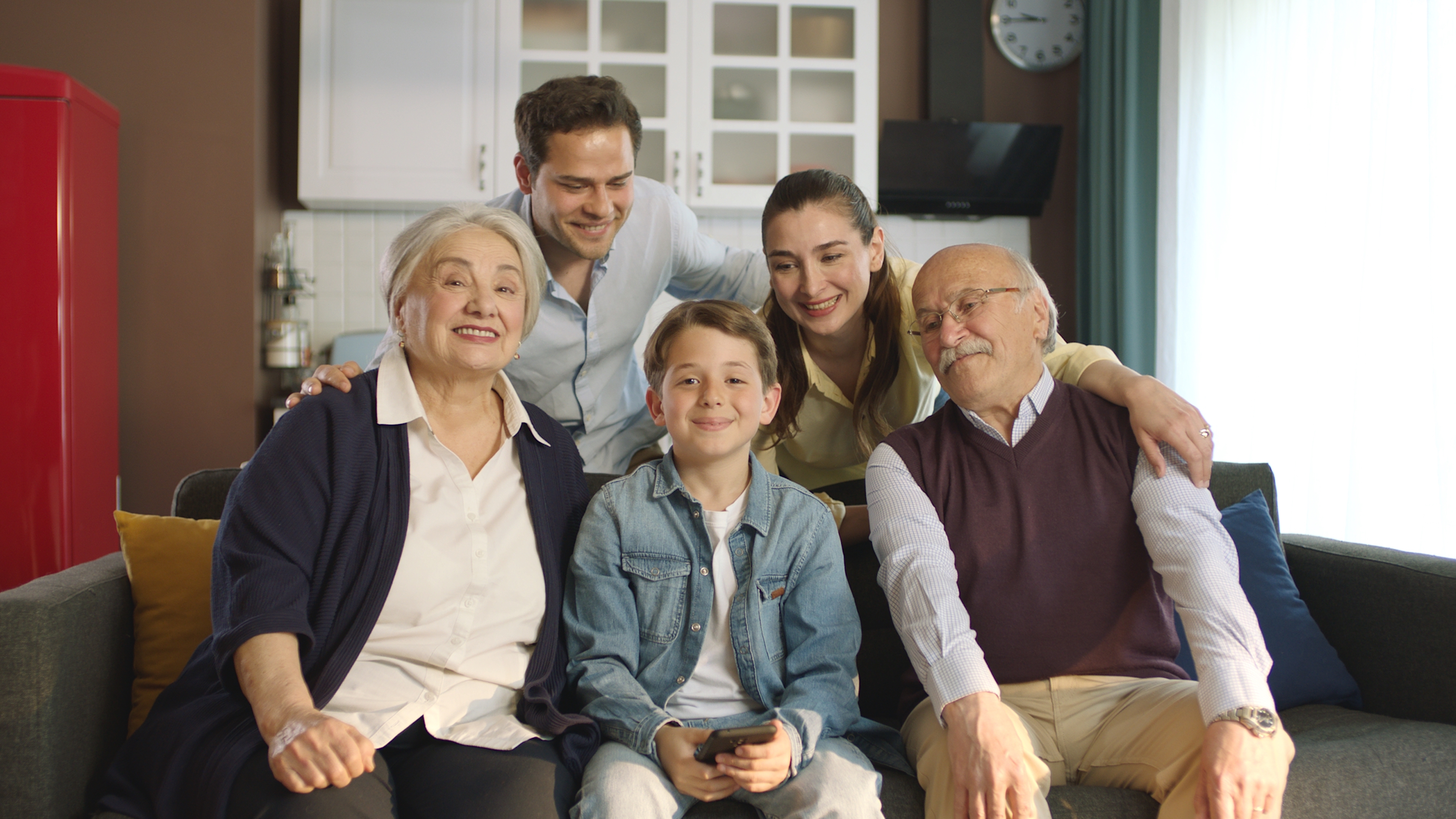 A family of five poses for a portrait | Source: Shutterstock