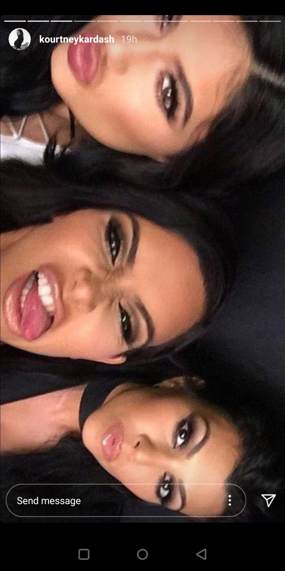 Throwback photo  of Kim Kardashian and her sisters while on vacation | Photo: Instagram / kourtneykardash