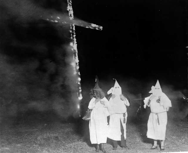 Ku Klux Klan members and a burning cross, Denver, Colorado, 1921. | Photo: Wikimedia Commons Images