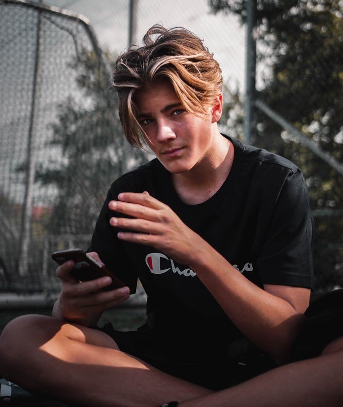 Adolescente con teléfono móvil. | Foto: Unsplash