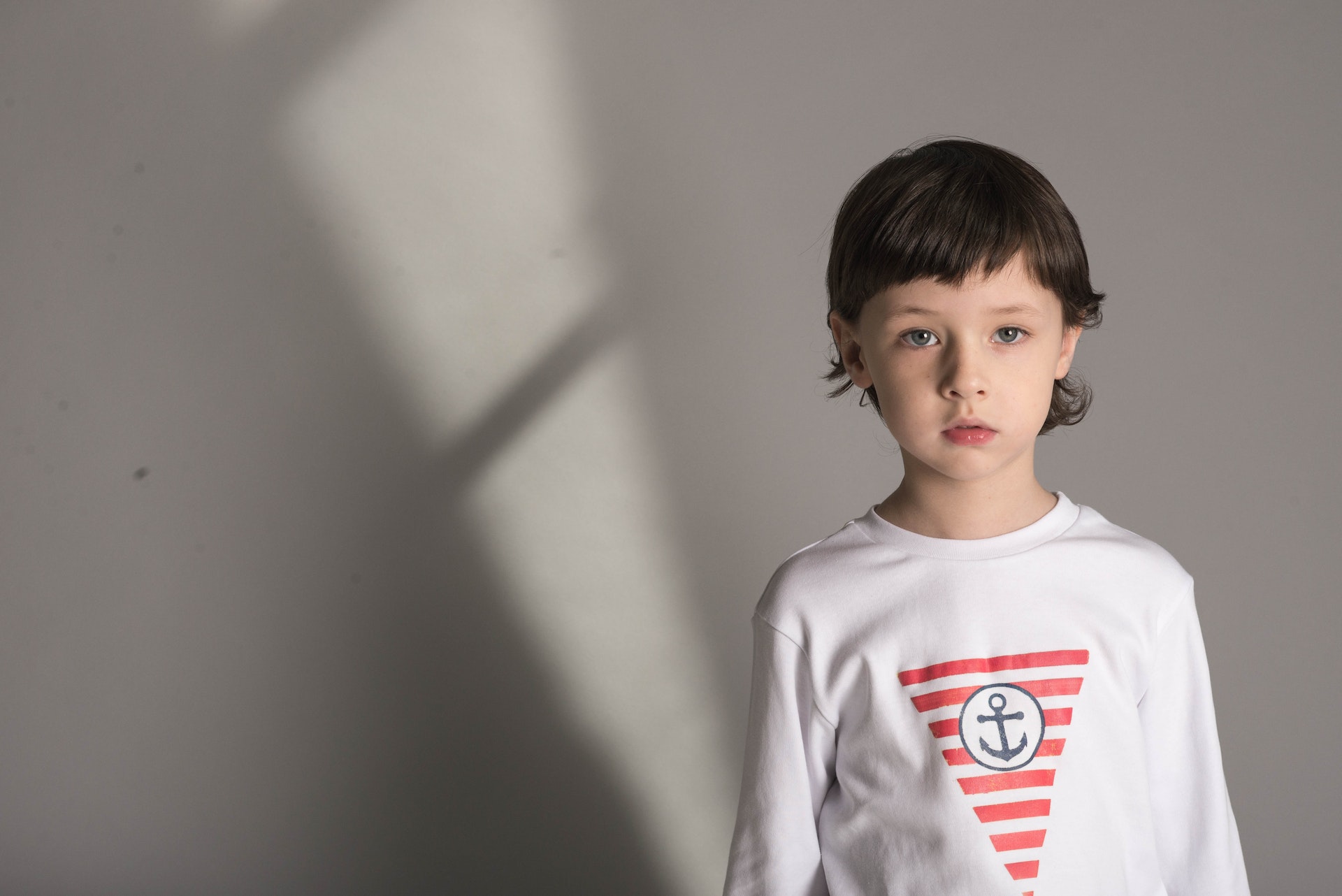 A little boy in a white t-shirt | Source: Pexels