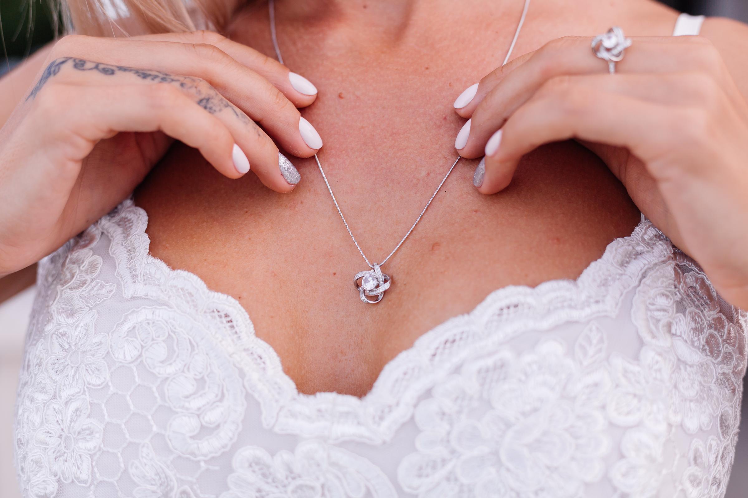 Close-up of a bride wearing a necklace | Source: Freepik